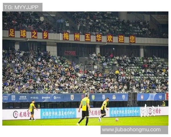 乔治与足球明星们的精彩合影展现了他们的友谊与激情